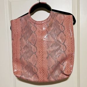 Kim Kardashian's snake-structured large tote bag is a must-have